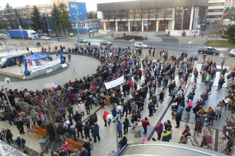 Senica Zhromaždenie Za slušné Slovensko Senica     /         NaZahori.sk