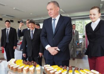 Andrej Kiska so senickými študentmi / zdroj - foto: senica.sk