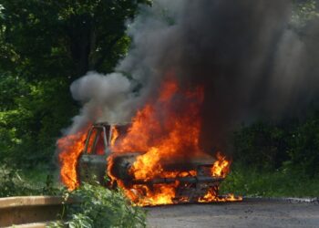 Požiar osobného auta medzi obcami Sobotište a Chvojnica.