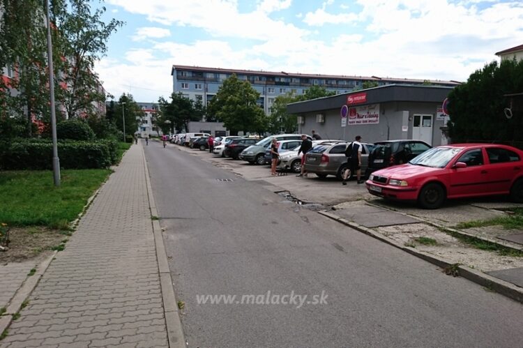 Parkovisko ul. Bernolákova Malacky / zdroj - fotky: malacky.sk