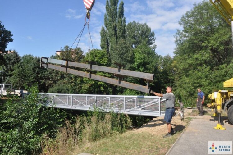 Nová lávka cez rieku Teplica osadenie / foto: senica.sk