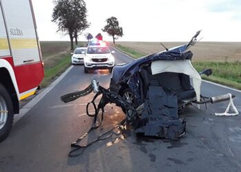 V tomto vraku na titulnej foto zahynuli dvaja mladí chlapci.  /  zdroj: facebook.com/policiaslovakia/