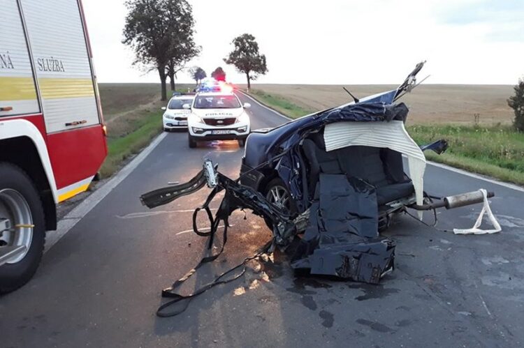 V tomto vraku na titulnej foto zahynuli dvaja mladí chlapci.  /  zdroj: facebook.com/policiaslovakia/