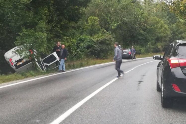 Za Bielou Horou nehoda osobného auta / zdroj : Dopravný servis SE, SI a okolie