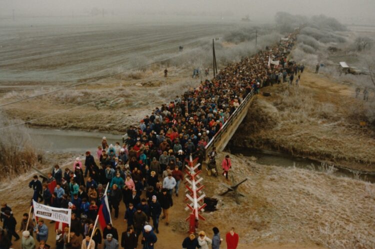 Pätnásťtisícový dav Slovákov sa 30. decembra 1989 pohol z Moravského Svätého Jána k rieke Morava