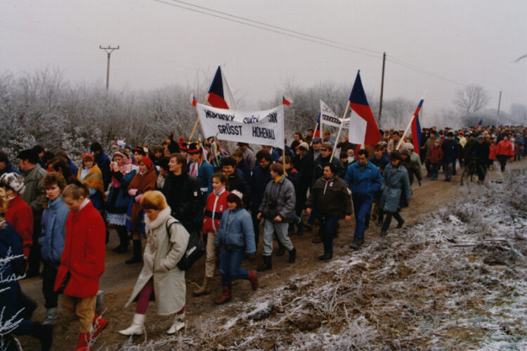 Pochod Slobody zhromaždenie pri rieke Morava v Moravskom Sv. Jáne december 1989 Zdroj: archív MCK Malacky