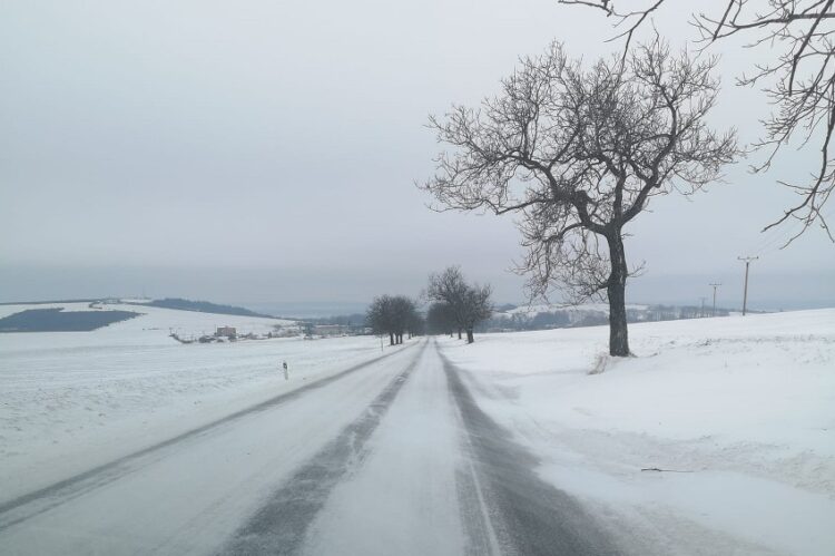 Cesta Radošovce - Mokrý há j/ foto: Nikol K. FB Dopravný servis SE, SI a okolie