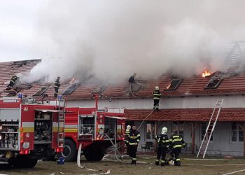 Autentické fotky požiar maštale Dojč zdroj DHZ Sobotište