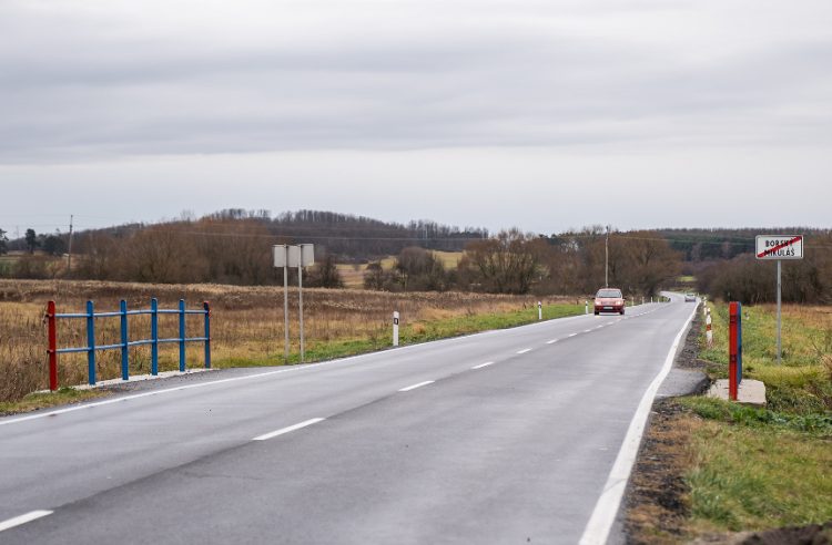 Nová vozovka medzi Lakšárskou Novou Vsou a Borským Mikulášom zdroj: TTSK