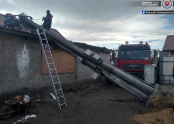 Padnutý stĺp elektrického vedenia na rodinný dom. Zdroj: Polícia SR