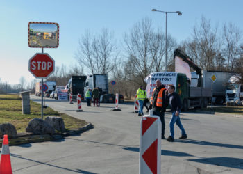 Aktuálne foto z blokády autodopravcov Brodské po Kúty zdroj: NaZahori.sk