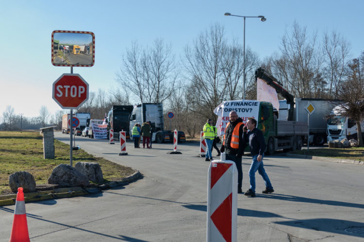 Aktuálne foto z blokády autodopravcov Brodské po Kúty zdroj: NaZahori.sk