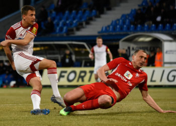 Marko Totka (v bielom) v súboji s Marinom Ljubičićom v zápase Fortuna ligy FK Senica - ŠKF Sereď (1:2). Zdroj: FK Senica