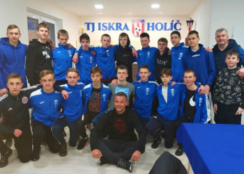 18 chlapcov z ukrajinského futbalového klubu FK Desna Černigov. Zdroj fotiek: TJ Iskra Holíč