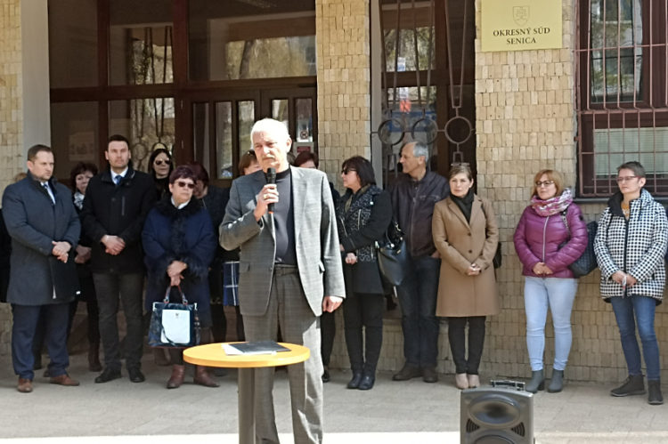 Protestné zhromaždenie za zachovanie Okresného súdu v Senici. zdroj: NaZahori.sk