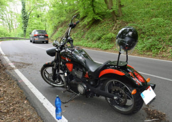 Na ceste III. triedy medzi obcami Buková a Plavecký Peter zas nezvládla jazdu 42 ročná žena na motocykli Victory. Zdroj: Polícia SR