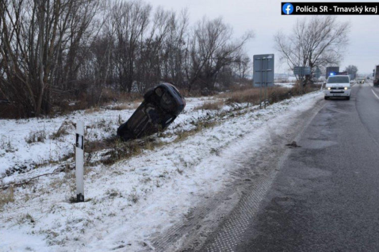 27.12.2021 došlo na ceste medzi Skalicou a Holíčom k dopravnej nehode, polícia hľadá svedkov. Zdroj: KR PZ v TT