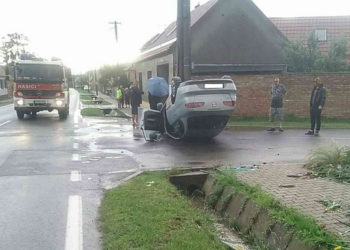 Prevrátený osobný automobil na križovatke v Gbeloch  zdroj: HaZZ TT