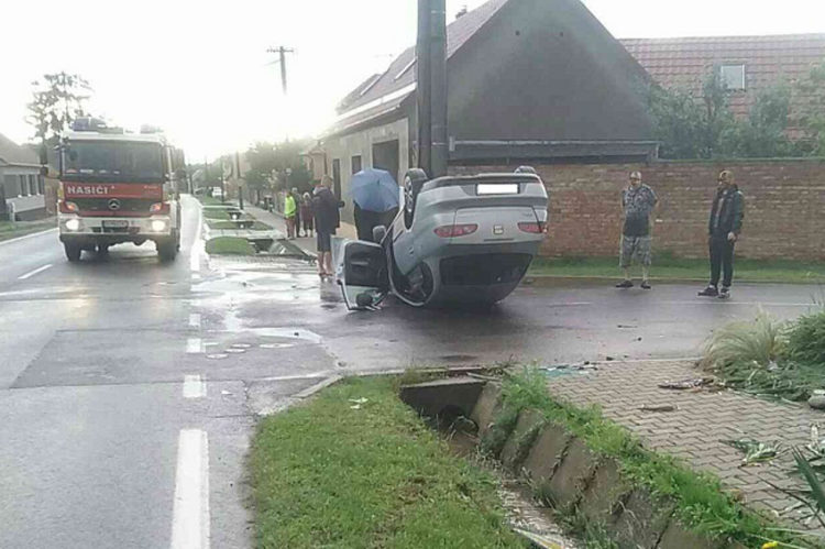 Prevrátený osobný automobil na križovatke v Gbeloch  zdroj: HaZZ TT