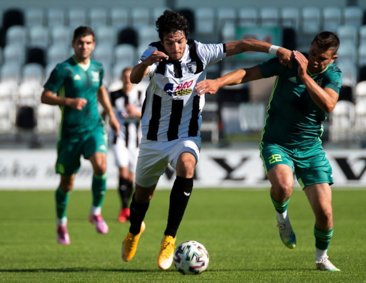 Arthur Legnani v súboji s hosťujúcimi hráčmi v zápase Spartaka Myjava - FK Marcelová 8:2. Autor: Vladimír Domen