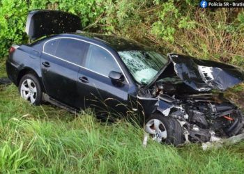 Policajti diaľničného oddelenia Malacky vyšetrujú okolnosti dopravnej nehody s účasťou osobného motorového vozidla a autobusu, ku ktorej došlo v nedeľu 5. júna 2022 na diaľnici D2 v smere do Bratislavy.. Zdroj: Polícia SR