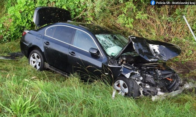 Policajti diaľničného oddelenia Malacky vyšetrujú okolnosti dopravnej nehody s účasťou osobného motorového vozidla a autobusu, ku ktorej došlo v nedeľu 5. júna 2022 na diaľnici D2 v smere do Bratislavy.. Zdroj: Polícia SR