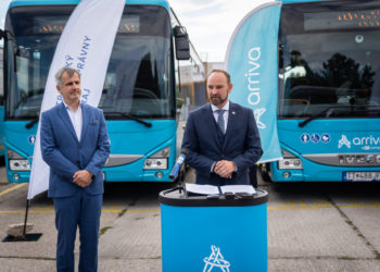 Slávnostne odovzdanie prímestských autobusov.  Peter Nemec generálny riaditeľ ARRIVA Trnava a Jozef Viskupič župan TTSK.