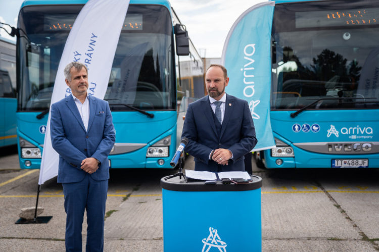 Slávnostne odovzdanie prímestských autobusov.  Peter Nemec generálny riaditeľ ARRIVA Trnava a Jozef Viskupič župan TTSK.