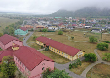 Za dobrého počasia majú klienti z terasy krásny výhľad na Plavecký hrad. zdroj fotiek: BSK