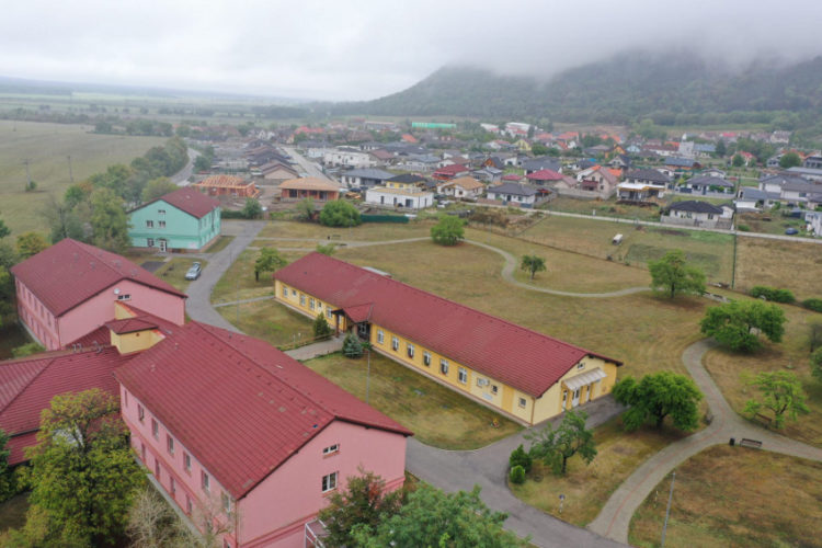 Za dobrého počasia majú klienti z terasy krásny výhľad na Plavecký hrad. zdroj fotiek: BSK