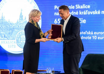 Guvernér NBS Peter Kažimír odovzdáva bronzový odliatok mince Viere Drahošovej, archeologičke a riaditeľke Záhorského múzea v Skalici zdroj foto: NBS