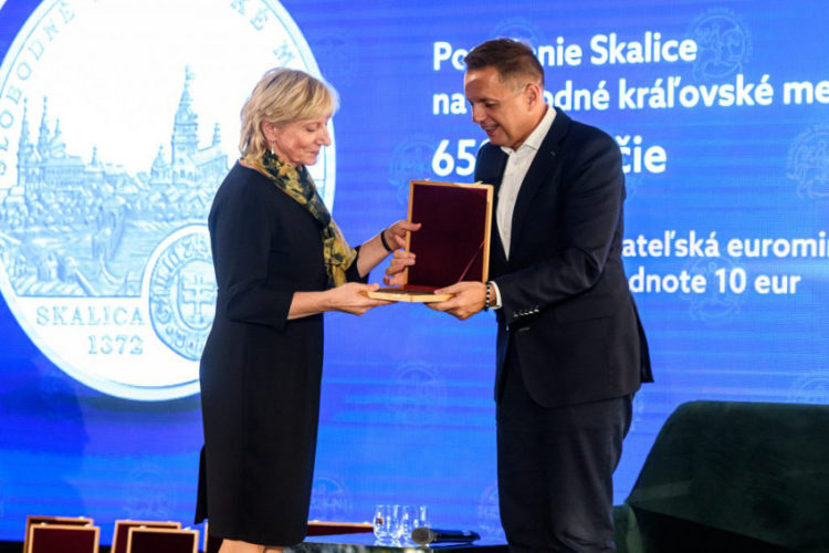 Guvernér NBS Peter Kažimír odovzdáva bronzový odliatok mince Viere Drahošovej, archeologičke a riaditeľke Záhorského múzea v Skalici zdroj foto: NBS