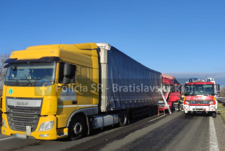 Aktuálne foto zrážka kamiónov zdroj: KR PZ v BA