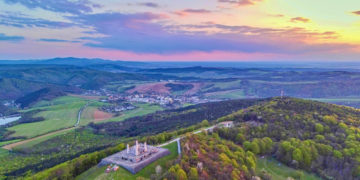 Brezová pod Bradlom a Mohyla Štefánika Autor: Vlado Miček NaZahori