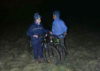 Policajti zachránili dvoch malých cyklistov z Kopčian a Holíča. Zdroj: Polícia SR