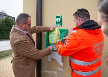 V obciach Kostolište a Záhorská Ves pribudli nové prístroje. Ide o defibrilačné prístroje, ktoré zakúpila spoločnosť Kaufland. Zdroj: ZZS SR