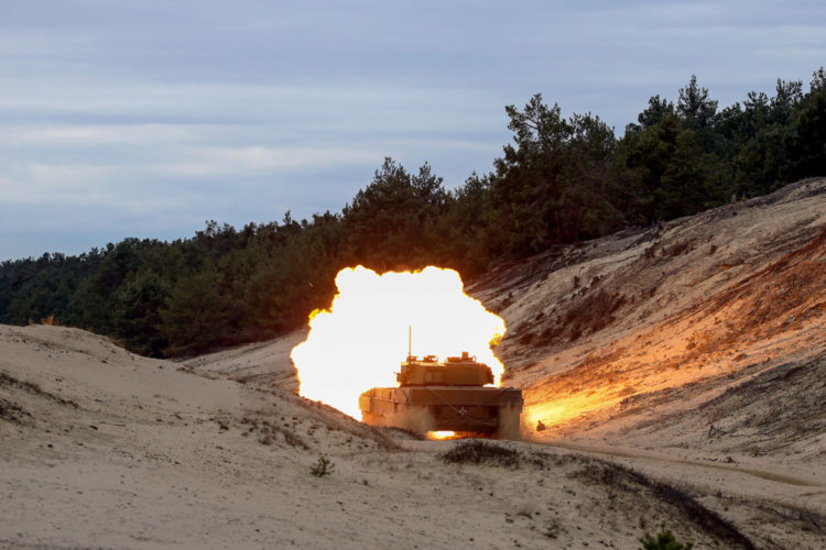 Vo Vojenskom technickom a skúšobnom ústave Záhorie aktuálne prebiehajú skúšky prvého dodaného tanku Leopard 2A4. Zdroj: MO SR