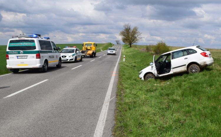 Senickí dopraváci zasahovali pri nehode medzi Holíčom a Petrovou Vsou, vodič nafúkal 3 promile. Zdroj: Polícia SR