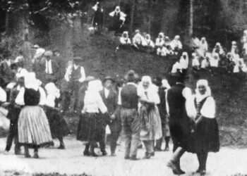 Foto: Tanečné kolo v Zadnej dolinke, Brezová pod Bradlom, r. 1914 zdroj:  Folklórny súbor Brezová