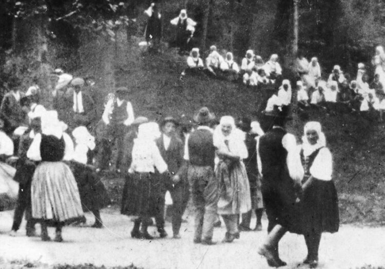 Foto: Tanečné kolo v Zadnej dolinke, Brezová pod Bradlom, r. 1914 zdroj:  Folklórny súbor Brezová