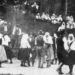 Foto: Tanečné kolo v Zadnej dolinke, Brezová pod Bradlom, r. 1914 zdroj:  Folklórny súbor Brezová