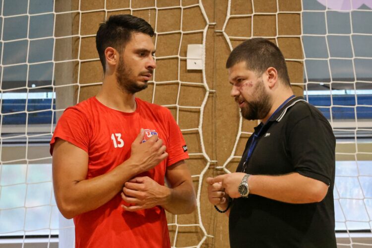 Anur Burnazović (vľavo) a tréner HC Záhoráci Stupava/Malacky Bojan Cirić (vpravo). foto zdroj: Vlado Miček