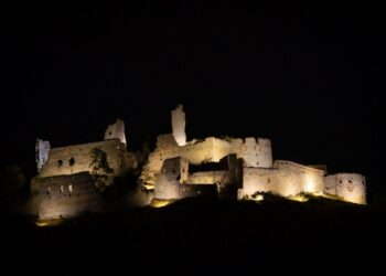 Osvetlený Plavecký hrad.  Pre NaZáhorí.sk foto poskytol autor Tomáš Slávik