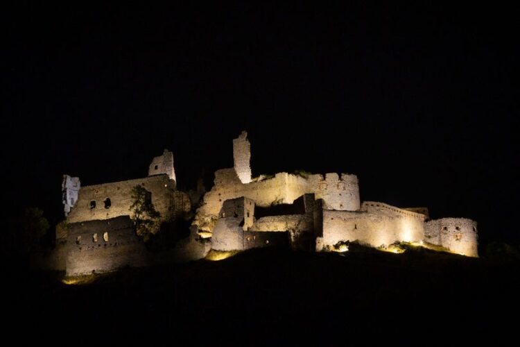 Osvetlený Plavecký hrad.  Pre NaZáhorí.sk foto poskytol autor Tomáš Slávik