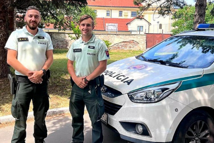 Npor. Ivan P. a nstržm. Branislav N. z Obvodného oddelenia Šaštín-Stráže zdroj: KR PZ v TT