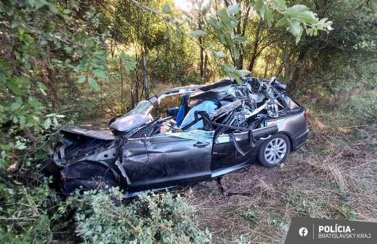 Osobné auto po nehode na D2 Kúty zdroj: KR PZ v BA