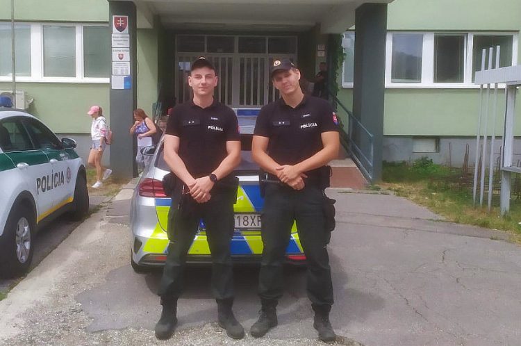 Policajti aj v tomto prípade postupovali v zmysle hesla : „pomáhať a chrániť“! zdroj: KR PZ v BA (FB)