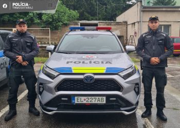 Senickí policajti nstržm. Pavol K. a stržm. Matúš J. zachránili dezorientovanej žene život.  zdroj: KR PZ v TT