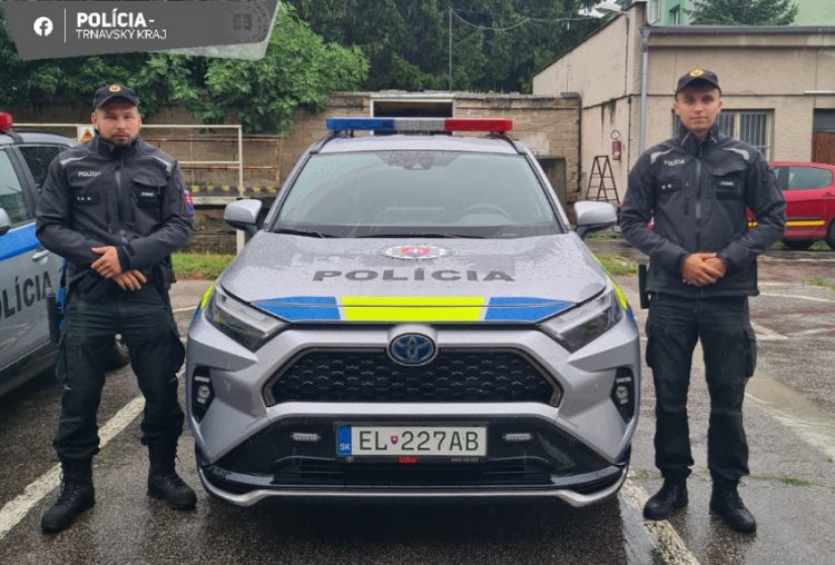 Senickí policajti nstržm. Pavol K. a stržm. Matúš J. zachránili dezorientovanej žene život.  zdroj: KR PZ v TT