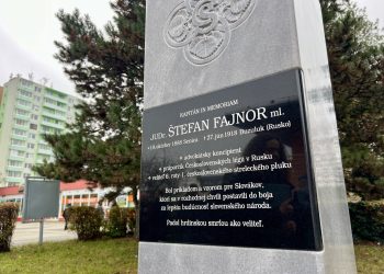 V Senici slávnostne odhalili pamätník, ktorý pripomína kapitána in memoriam Štefana Fajnora, ktorý sa narodil v Senici 19. októbra 1888.. Zdroj: Mesto Senica